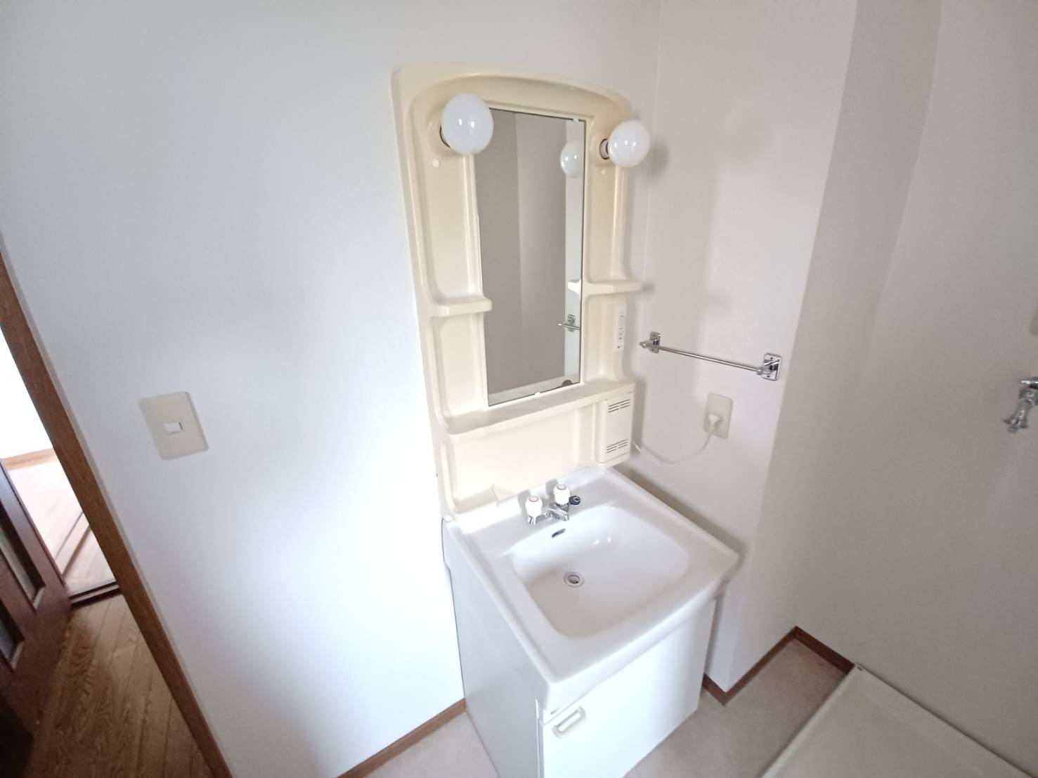 ジョイスタカハシB棟の独立洗面台|朝の支度にも助かる、独立の洗髪洗面化粧台