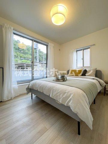 青梅市畑中　中古戸建の寝室|広くて明るい寝室