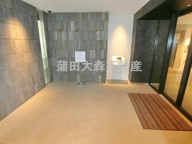 パークリュクス蒲田1丁目のエントランス|防犯カメラTVモニター付オートロック宅配BOXメールBOX管理人室　エントランス　