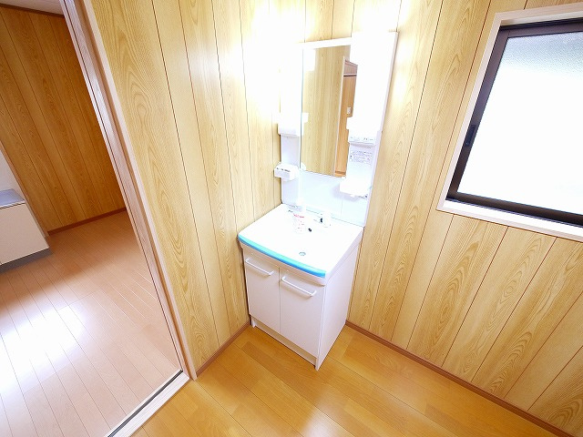 吉田借家の独立洗面台|朝の支度にも助かる、独立の洗髪洗面化粧台