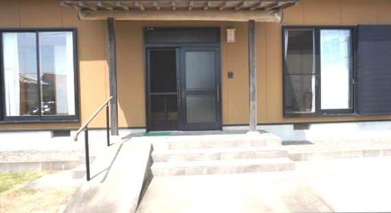 長生郡長生村一松戊　中古戸建の玄関|敷地約421坪　5SLDKK+倉庫+車庫 海まで徒歩約5分内外装リフォーム済みオール電化 IHコンロ