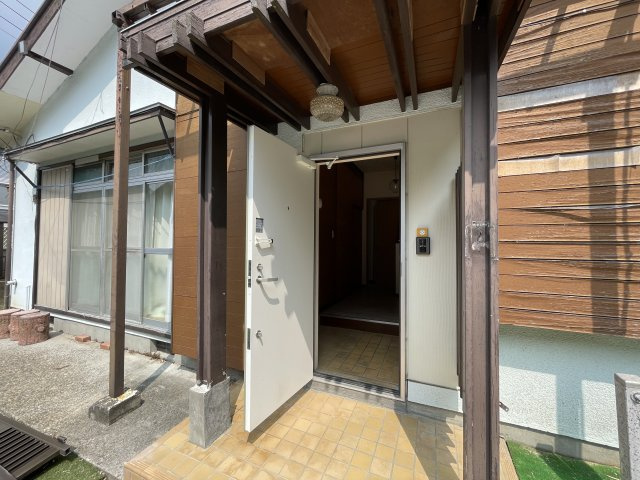 金谷郷Ｋ邸貸家の玄関