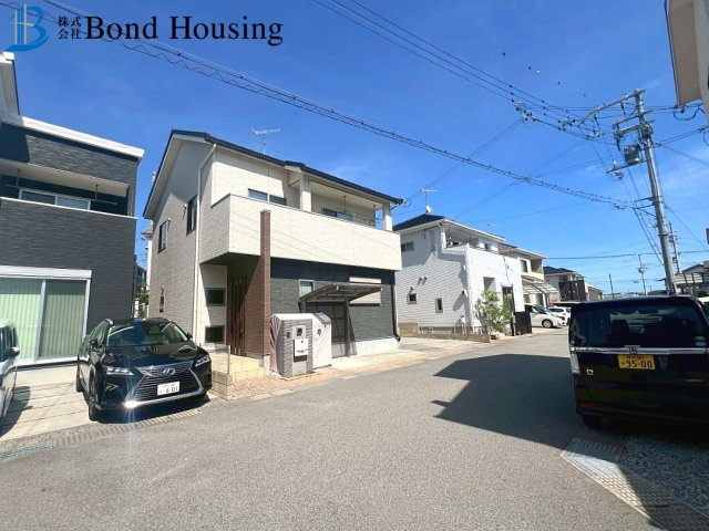 オール電化住宅・南西向きで陽当り良好　二見町東二見　築９年の前面道路含む現地写真