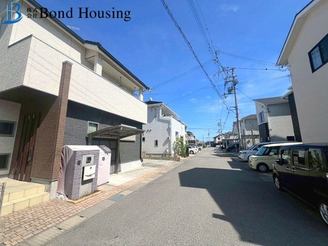 オール電化住宅・南西向きで陽当り良好　二見町東二見　築９年の前面道路含む現地写真