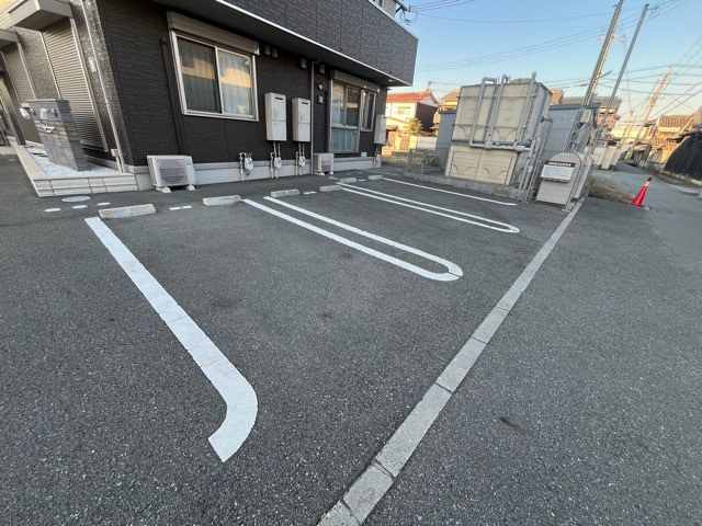 ラフィーネ亀山の駐車場