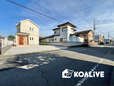 【前面道路含む現地写真】 | 前橋市石倉町　新築住宅 | 完成済み！いつでも新生活を始めることができます。
開放感あるLDK！
陽当り、風通しも良い暖かな住まいです。
KOALIVE （コアライブ）【0120-919-727】