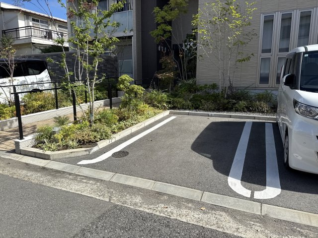 クロスウェルの駐車場