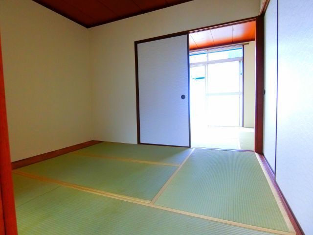 ブルースカイハイツB棟の居間・リビング