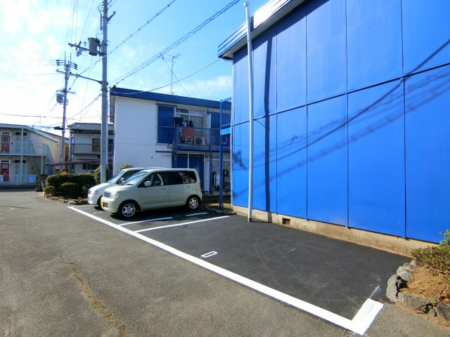 ブルースカイハイツB棟の駐車場
