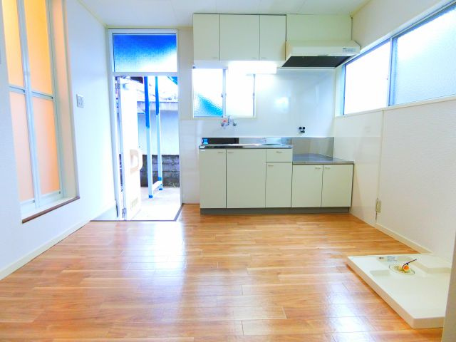 ブルースカイハイツB棟の居間・リビング|同物件別部屋写真