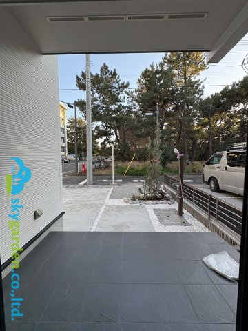 茅ヶ崎市浜須賀　新築戸建　全2棟2号棟の庭|ダイニング前のテラス