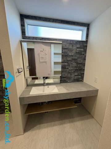 茅ヶ崎市浜須賀　新築戸建　全2棟2号棟の独立洗面台|三面鏡付き洗面化粧台