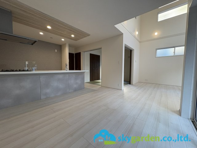 茅ヶ崎市浜須賀　新築戸建　全2棟2号棟の居間・リビング|キッチンでお料理をお楽しみください