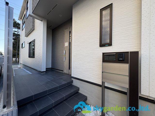 茅ヶ崎市浜須賀　新築戸建　全2棟2号棟の外観|玄関前の様子