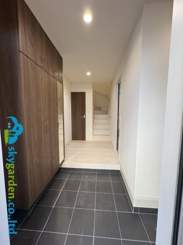 茅ヶ崎市浜須賀　新築戸建　全2棟2号棟の玄関|ゆとりある玄関ホール