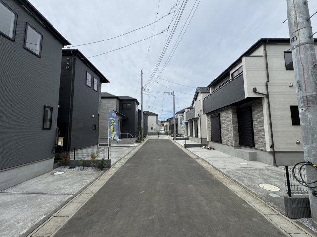 市川市宮久保４丁目新築戸建【宮久保小学校：9分】の前面道路含む現地写真|中央開発道路