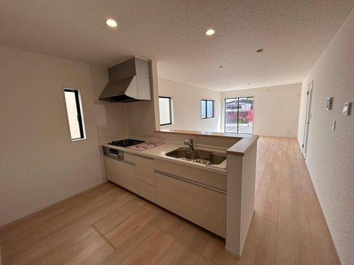 大田原市末広　第5　3号棟のキッチン|対面キッチンで料理中もお話しやすい♪