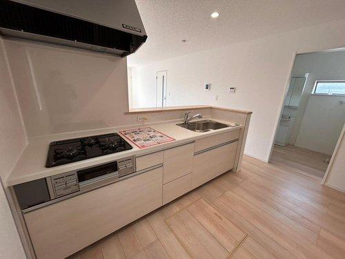 大田原市末広　第5　3号棟の居間・リビング|アイボリー系の素敵なキッチン♪