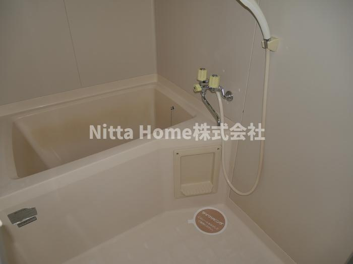 ファミールコーポ高屋６の浴室|独立しているバスルームです＊