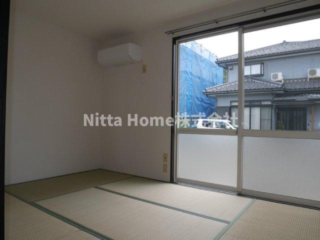 ファミールコーポ高屋６の和室|エアコンがついている和室です◇