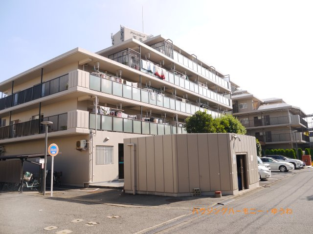 【外観】 | グリーンパーク王子 | 陽光浴びる外観がシンプルな外観をより際立たせ、人々の記憶に存在感を植え付けます。