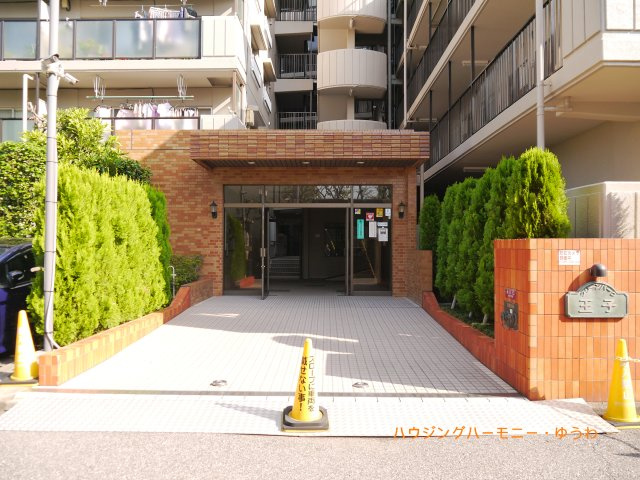 【エントランス】 | グリーンパーク王子 | 重厚感溢れるエントランスは、マンションの優雅さを示す特徴でもあります。