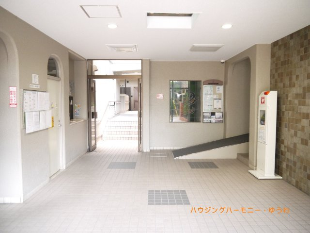 【その他共用部分】 | グリーンパーク王子 | 清潔感と歓迎感があるエントランスホールとなります。