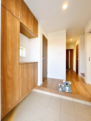 【玄関】 | 前橋市朝日町　新築住宅 | 自然光が差し込む明るい玄関は、帰るたびにほっとする暖かな雰囲気。木目調のドアや床が、優しい印象を与えてくれます。