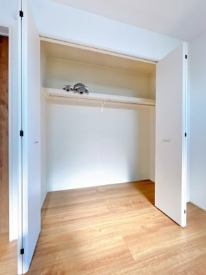 【収納】 | 前橋市朝日町　新築住宅 | たっぷり収納できる収納スペースは衣類や小物はもちろん、季節家電やスーツケースもすっきり片付きます。