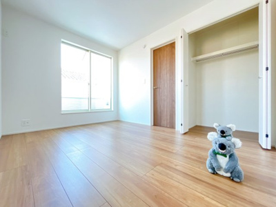 【洋室】 | 前橋市朝日町　新築住宅 | さまざまにカスタマイズしていただけるシンプルなデザインの内装。ご自身で素敵な空間を創り上げられます。