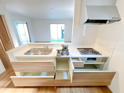 【キッチン】 | 前橋市朝日町　新築住宅 | 対面式キッチンは家族との距離もぐっと近く感じられます。
お料理の間でも、目を見ながらコミュニケーションを楽むことも可能。キッチン前にテーブルを並べればお子様の宿題も見守ることができます。
