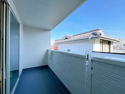 【バルコニー】 | 前橋市朝日町　新築住宅 | 朝日を感じながらコーヒーを楽しんだり、夜風にあたりながらリラックスしたりと、日々の暮らしに心地よいひと時をプラスします。