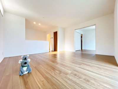 【居間・リビング】 | 前橋市朝日町　新築住宅 | 家族が自然と集まるリビング・ダイニング明るい光が差し込み、笑顔があふれる心地よい空間です。ゆったりとした広さで、くつろぎの時間をお過ごしいただけます。