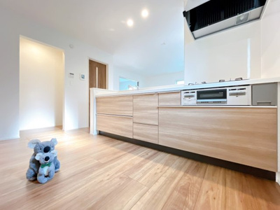 【キッチン】 | 前橋市朝日町　新築住宅 | 対面式キッチンは家族との距離もぐっと近く感じられます。
キッチン横にはパントリーがあるのでまとめ買いした食品や、普段使わない調理器具もまとめて収納できます。