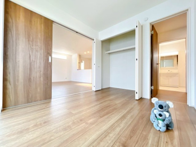 【洋室】 | 前橋市朝日町　新築住宅 | リビングに隣接する洋室は来客時の客間や、お子様のお昼寝など多用途にお使いいただける洋室です。