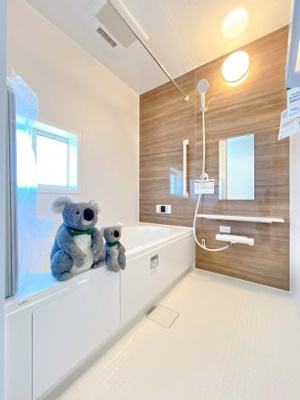 【浴室】 | 前橋市朝日町　新築住宅 | ほどよい優しいライトに包まれたバスルーム。香りの良いバスソルトに身をまかせ、浴槽でゆっくりと深呼吸。一日の疲れが癒されます。
