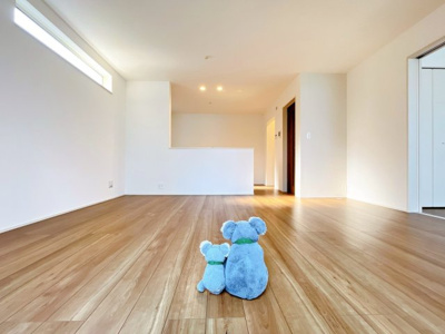 【居間・リビング】 | 前橋市朝日町　新築住宅 | ≪LDK≫
リビング・ダイニングは白を基調としたシンプルな空間。
雑貨やこだわりの家具など、レイアウトも自由に楽しめます！