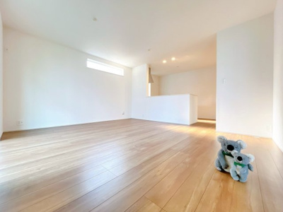 【居間・リビング】 | 前橋市朝日町　新築住宅 | 窓から差し込む陽光がリビングでくつろぐ家族を暖かく包み込みます。生活の中心となるLDKで贅沢な時間を家族とお過ごしください。