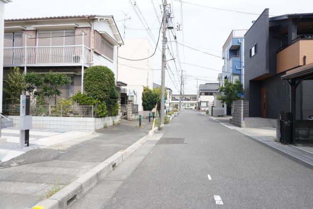 草加市瀬崎6丁目 新築分譲住宅の前面道路含む現地写真