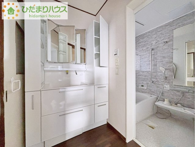 【独立洗面台】 | 柏市高田　中古戸建 | 三面鏡の大きな鏡は憧れます(^^♪
鏡の後ろは収納となっていて、細かいものでも収納できるのでスッキリと整理できます！