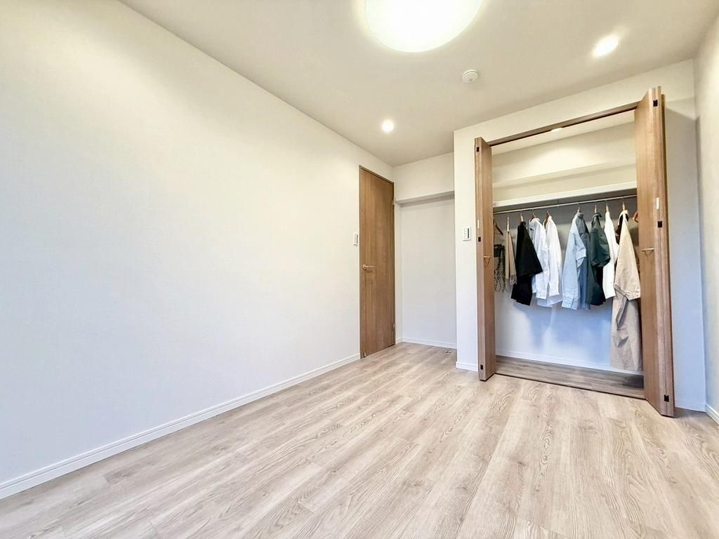 パレス三條の洋室