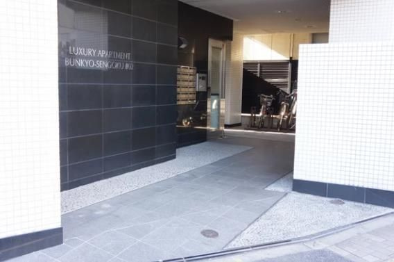 ラグジュアリーアパートメント文京千石＃０２のエントランス|ラグジュアリーアパートメント文京千石