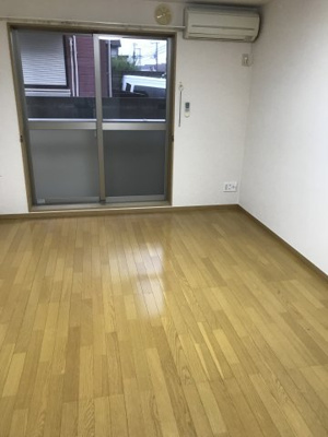 【居間・リビング】 | スカイハイツ | 8.5帖のきれいな洋室。