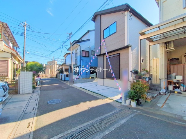 越谷市袋山17期　新築一戸建ての前面道路含む現地写真