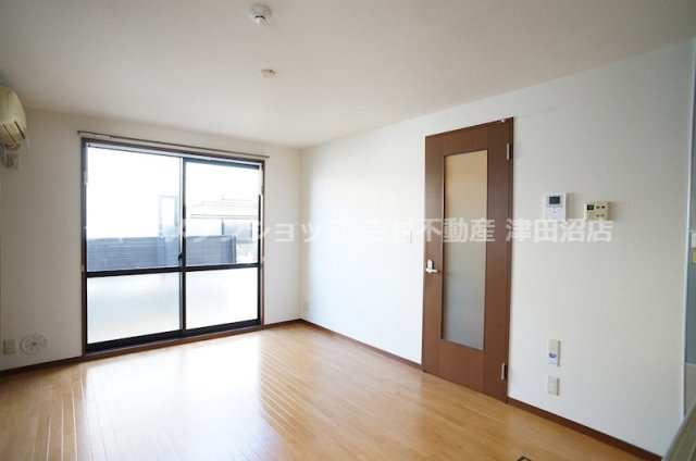 パークハイツ法典Nの居間・リビング|大きめの窓で陽当たりも良好です♪