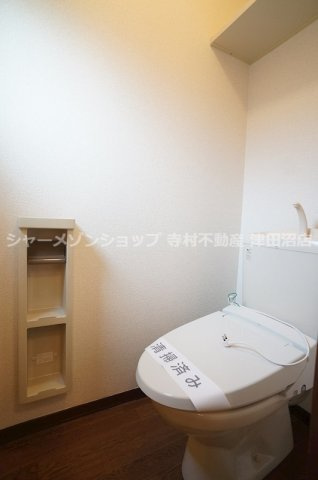 パークハイツ法典Nのトイレ|トイレには温水洗浄便座が付いています。