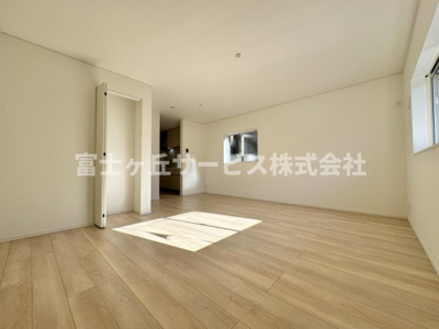 【居間・リビング】 | 静岡市清水区船原2丁目 3期 新築一戸建て 2号棟 | リビングダイニングです