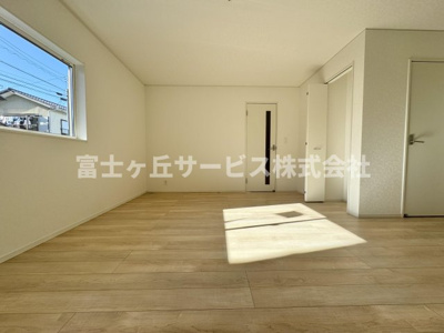 【居間・リビング】 | 静岡市清水区船原2丁目 3期 新築一戸建て 2号棟 | リビングです