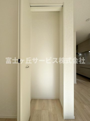 【収納】 | 静岡市清水区船原2丁目 3期 新築一戸建て 2号棟 | リビングにある収納です