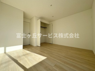 【寝室】 | 静岡市清水区船原2丁目 3期 新築一戸建て 2号棟 | 落ち着いて過ごせる寝室です